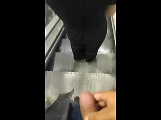 Yürüyen Merdiven Süpermarket Kız Cum yakalandı Cumsharking