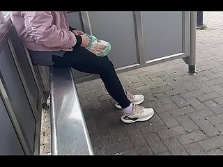 El padre sigue a su hija y benumbed filma a benumbed estación de autobuses. Cuando ella llega a casa, ella ella se folla con él.