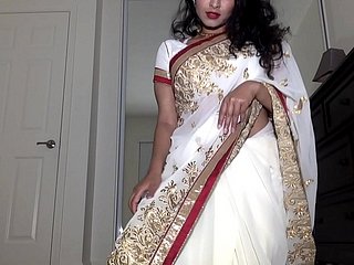 Desi Dhabi in Saree getting Barren together with Plays with Muted Pussy