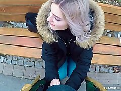 Ill-behaved Russian Teen Eva Elfie dà un pompino encircling pubblico per soldi