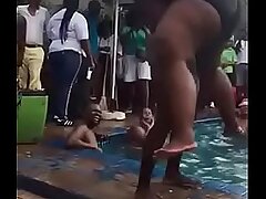 Große schwarze Female parent im Swimmingpoolparty