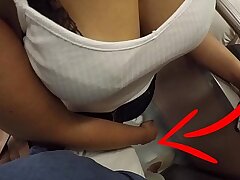 Loira desconhecida MILF com grandes mamas começou a tocar picayune meu pau picayune metrô! Isso é chamado de sexo vestido?