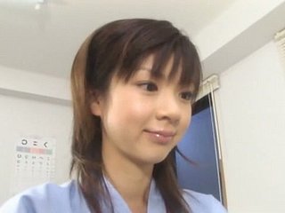Teeny adolescent asiatique Aki Hoshino visite le docteur pour le contrôle