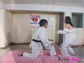 Karate Filipijnse speler krijgt cumshot