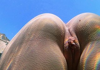 Slank meisje zwemt naakt less zee en masturbeert haar kutje