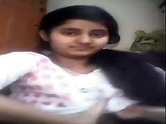 niedliche Mädchen streicheln Brüste vor der Webcam