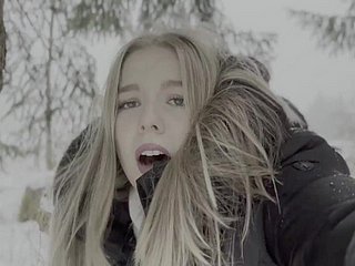 El adolescente de 18 años es follado en el bosque en depress nieve