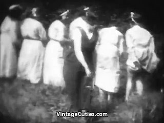 Napalone Mademoiselles zostają klapsy w Hinterlands (Vintage z lat 30. XX wieku)