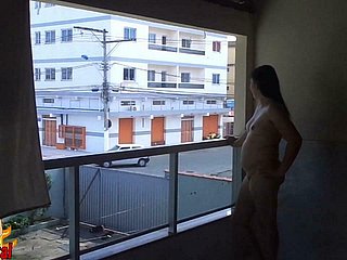 A dampen esposa le gusta mostrar su cuerpo desnudo para todo el vecindario ver