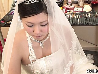 Unilluminated Emi Koizumi baisée sur frosty poncho de mariée non censurée.