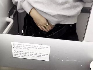 Heet ik masturbeer in all directions de toiletten van het vliegtuig - Jasmine Sweetarabic