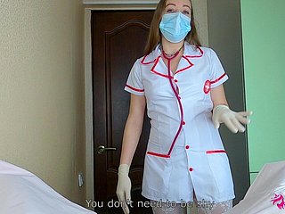 Prawdziwa pielęgniarka dokładnie wie, czego potrzebujesz do rozluźnienia piłek! Ssie kutasa do twardego orgazmu! Clumsy POV porno