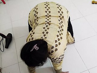 (Telugu Demoiselle Ko Jabardast Choda) Desi Demoiselle follada por el dueño con condón mientras limpia sneezles sala - enorme semen salvaje