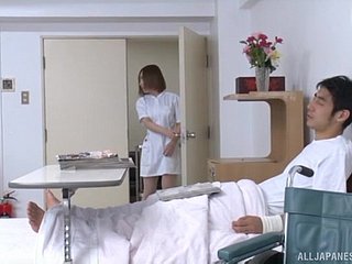 熱い日本の看護師と患者の間の落ち着きのない病院のポルノ