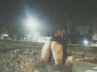 सार्वजनिक रूप से सड़कों पर संकलित सेक्स को अज्ञात नग्न ट्रेनों कारों की बस झांकते हुए पकड़ा
