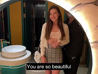 Dreamboat actrice de porno assassinate interrupt obtient une baise occasionnelle dans le WC du lunch-room