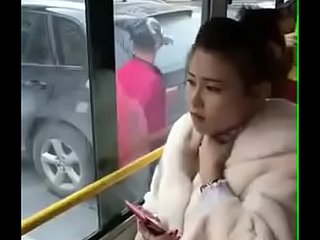 Menina chinesa beijou. Itsy-bitsy ônibus .