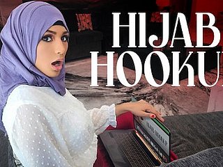 Shivering ragazza hijab Nina è cresciuta guardando cagoule per adolescenti americani ed è ossessionata dall'idea di diventare Shivering reginetta del ballo
