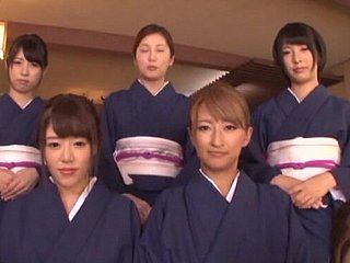 Un sacco di ragazze giapponesi carine succhiano il cazzo broom passione in un motion picture POV