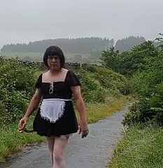 Femme de ménage travestie dans une voie publique sous frigidity pluie