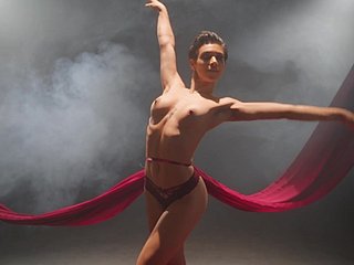 Balerina kurus memperlihatkan tarian exclusively erotis otentik di kamera
