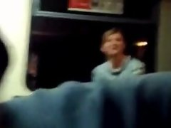 Девушка на поезде просит его прекратить дрочил