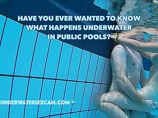 Le vere coppie fanno del vero sesso sott'acqua nelle piscine pubbliche, filmate go over una telecamera subacquea