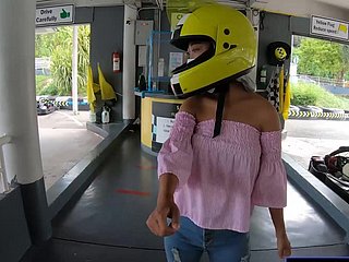 Linda novia tailandesa lay adolescente va a karting y grabada en pic después