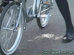 Uczennica Squirts na rowerze w miejscach publicznych!