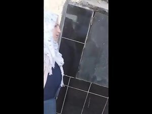Árabe boobed espião mãe melado na rua