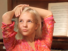 leuke Russische tiener monroe piano spelen en zichzelf