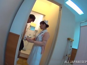 जापानी नर्स उसकी हर जरूरत का ख्याल रखना होगा