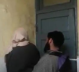Hijab irmã fodido itty-bitty banheiro universidade