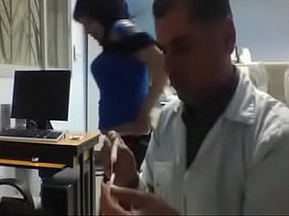 Arab lekarz z pacjentem