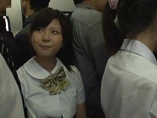 日本の学生はバスの中で見知らぬ人といたずらを取得します