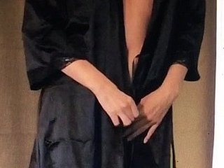 tari telanjang di jubah hitam