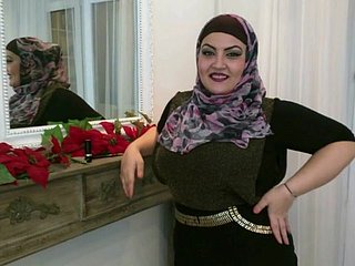 femme Horny porte le hijab et veut toujours le sexe